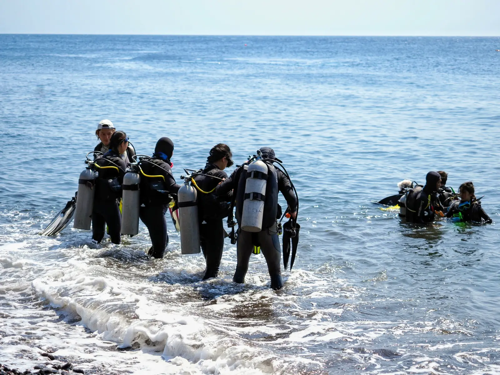 divers-entering-tulamben-sea
