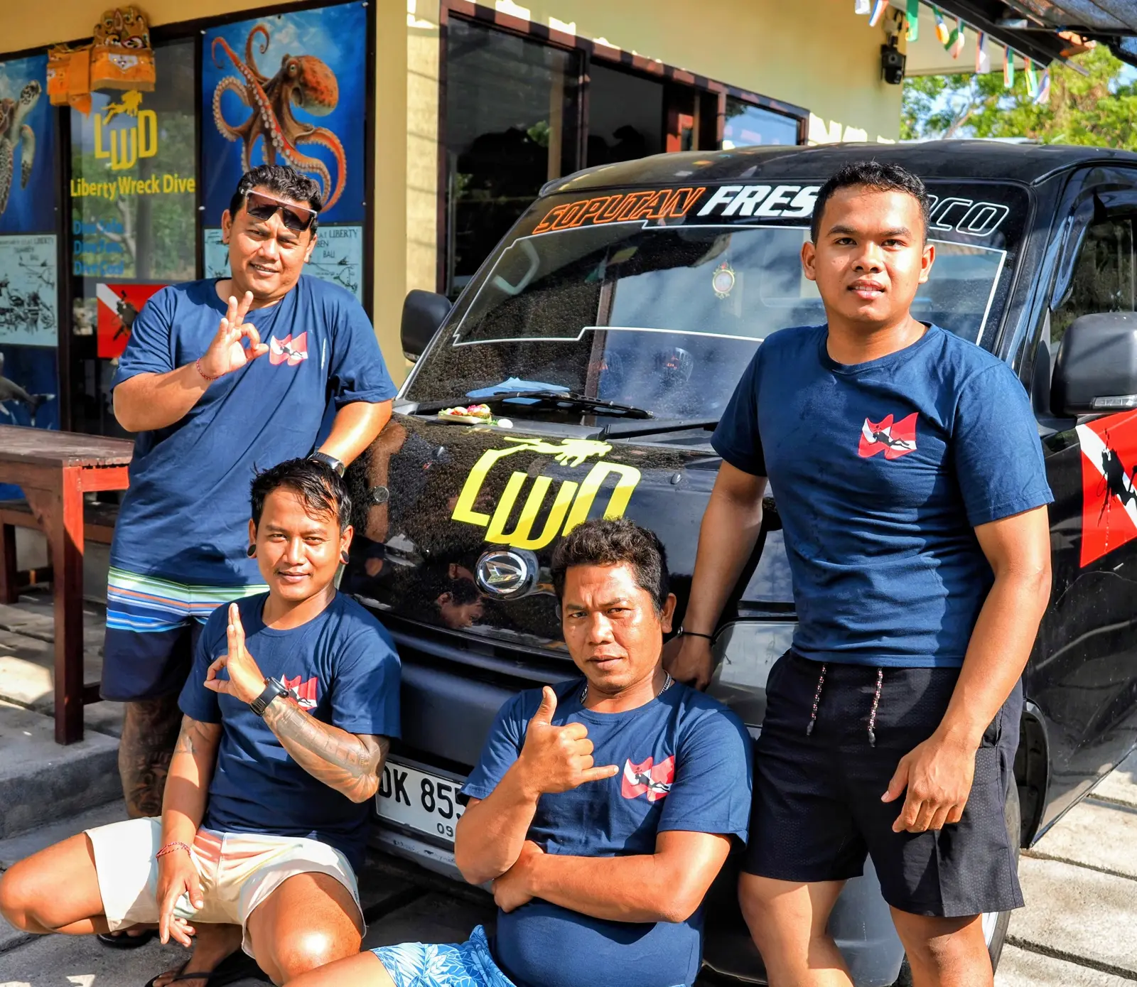 liberty-dive-centre-team-and-vehicle